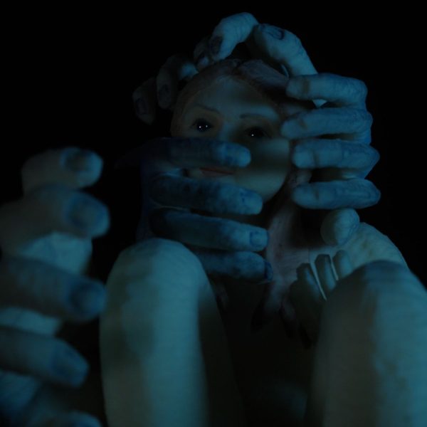 Met een vlinderjas.00_03_00_18.Still003